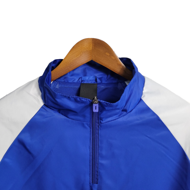 Jaqueta Corta-Vento 23/24 Masculina Adidas Flamengo- Azul com mangas brancas e com detalhes em verde e vermelho