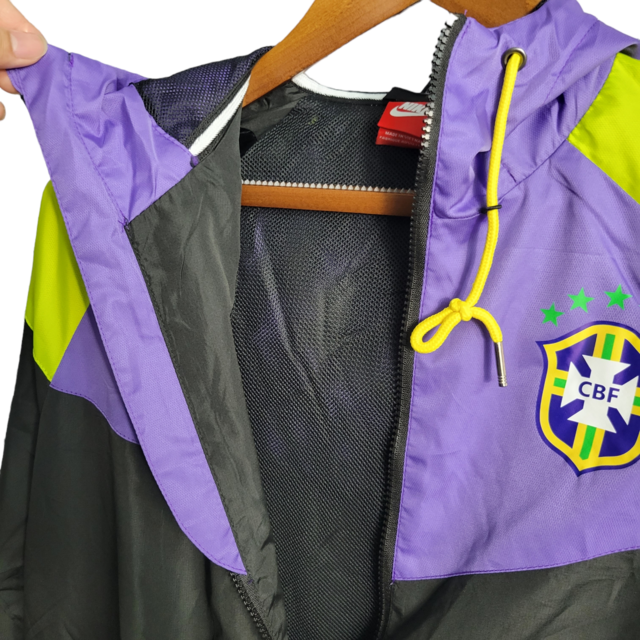 Jaqueta Corta-Vento Brasil 23/24 Masculino Nike - Roxo com detalhes em amarelo