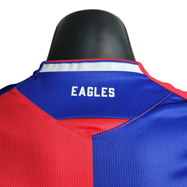 Camisa Crystal Palace I 23/24 - Jogador Macron Masculina - Vermelha e azul com detalhes em branco