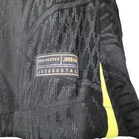 Camisa Paris Saint-Germain Treino 23/24 - Jogador Jordan Masculina - Preta com detalhes em amarelo