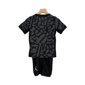 Kit Infantil Paris Saint-Germain III 23/24 Jordan - Preto com detalhes em cinza e branco