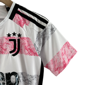 Kit Infantil Juventus II 23/24 - Adidas - Branco com detalhes em preto e rosa