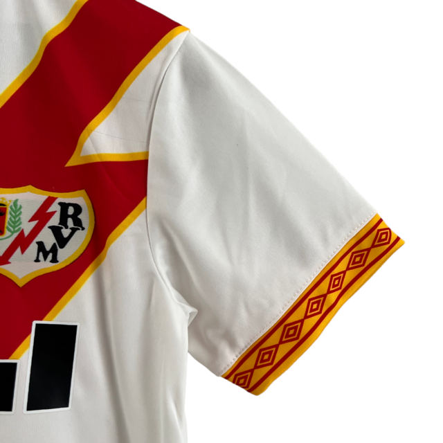 Kit Infantil Rayo Vallecano I 23/24 Umbro - Branco com detalhes em amarelo e vermelho