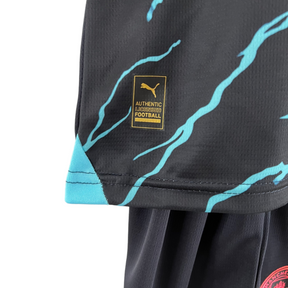 Kit Infantil Manchester City III 23/24 Puma - Preto com detalhes em azul e rosa