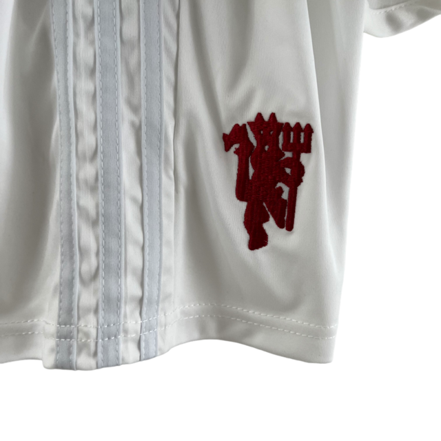 Kit Infantil Manchester United III 23/24 Adidas - Branco com detalhes em vermelho