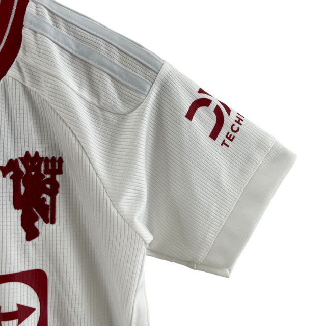Kit Infantil Manchester United III 23/24 Adidas - Branco com detalhes em vermelho