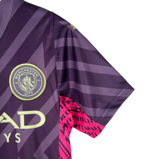 Kit Infantil Manchester City Goleiro Puma 23/24 - Roxo com detalhes em rosa e dourado
