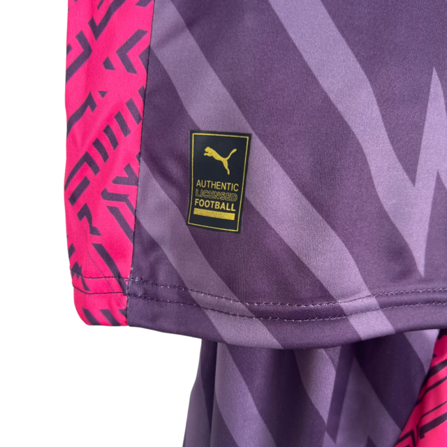Kit Infantil Manchester City Goleiro Puma 23/24 - Roxo com detalhes em rosa e dourado