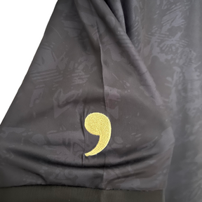 Camisa Seleção de Portugal Edição Goat 23/24 - Torcedor Masculina - Preta com detalhes em vermelho e dourado