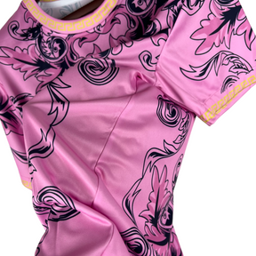 Camisa Seleção da Itália Edição especial Versace 23/24 - Torcedor Adidas Masculina - Rosa com detalhes em preto e dourado