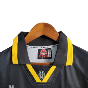 Camisa Retrô Juventus I 1995/1997 - Kappa Masculina - Preta com detalhes em amarelo
