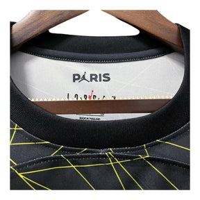 Camisa Retrô Paris Saint-Germain IV 22/23 - Masculina Jordan - Preta com detalhes em amarelo
