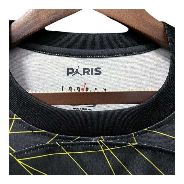 Camisa Retrô Paris Saint-Germain IV 22/23 - Masculina Jordan - Preta com detalhes em amarelo