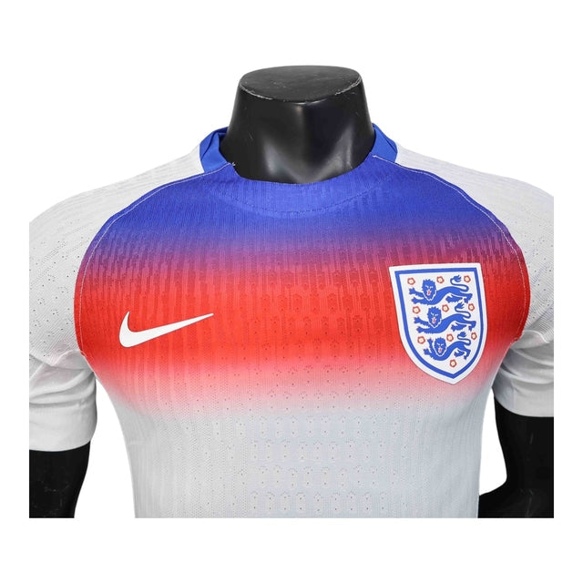 Camisa Seleção Inglaterra I 25/26 - Jogador Nike Masculina - Branca com detalhes em azul e vermelho