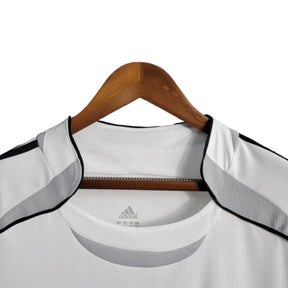 Camisa Retrô Real Madrid I 06/07 - Masculina Adidas - Branca com detalhes em preto e cinza