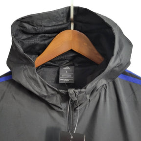Jaqueta Corta-Vento Bayern de Munique 23/24 - Masculina Adidas - Preta com detalhes em azul