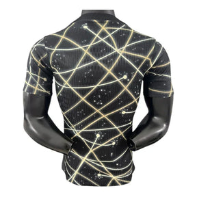 Camisa Chelsea Pré-jogo 25/26 - Jogador Nike Masculina - Preta com detalhes em amarelo