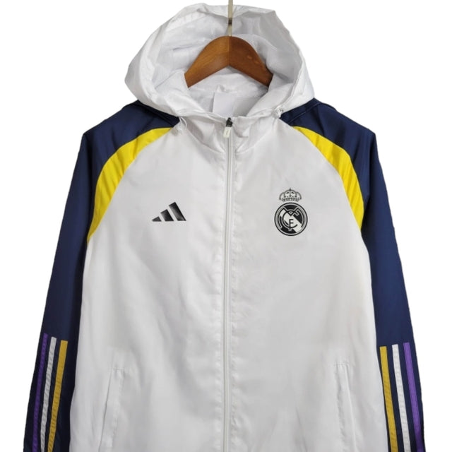 Jaqueta Corta-Vento Real Madrid 23/24 - Masculina Adidas - Branca com detalhes em azul e amarelo