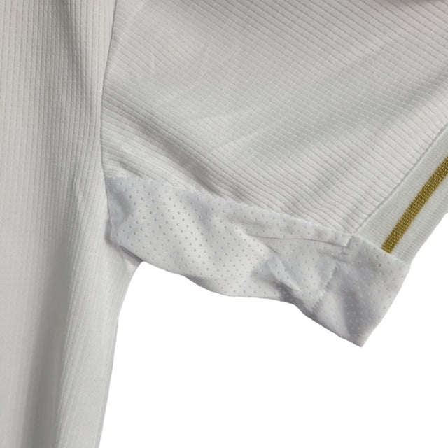 Camisa Retrô Real Madrid I 18/19 - Masculina Adidas - Branca com detalhes em dourado