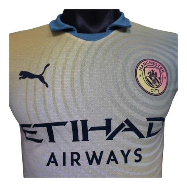 Camisa Manchester City Fourth 24/25 - Jogador Puma Masculina - Bege e azul com detalhes em rosa