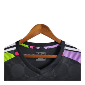 Camisa Real Madrid Treino Edição Especial 24/25 - Torcedor Adidas Masculina - Preta com detalhes multicoloridas