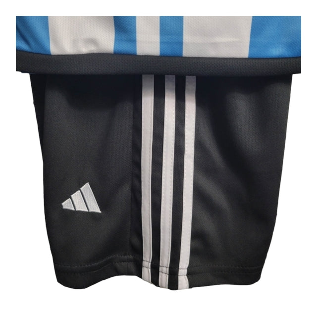 Kit Infantil Argentina I 22/23 - Adidas - Branco e azul com detalhes em preto