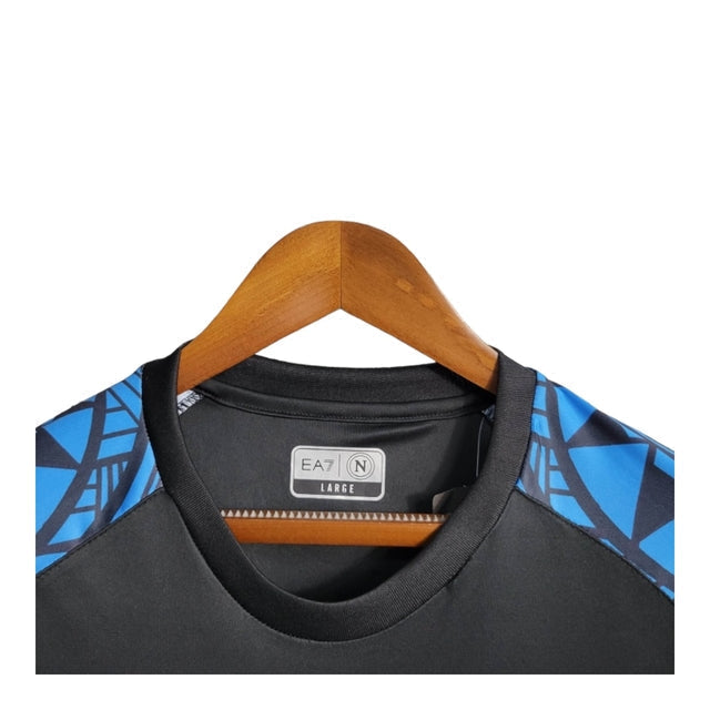 Camisa Napoli I Treino 23/24 - Torcedor EA7 Masculina - Preta com detalhes em azul