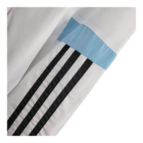 Jaqueta Corta-Vento Real Madrid 23/24 - Masculina Adidas - Branca com detalhes em azul