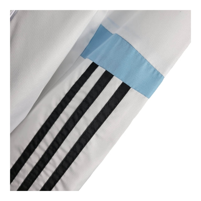 Jaqueta Corta-Vento Real Madrid 23/24 - Masculina Adidas - Branca com detalhes em azul