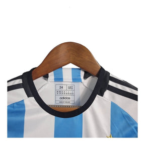 Kit Infantil Argentina I 22/23 - Adidas - Branco e azul com detalhes em preto