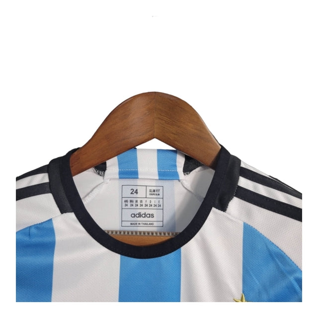 Kit Infantil Argentina I 22/23 - Adidas - Branco e azul com detalhes em preto