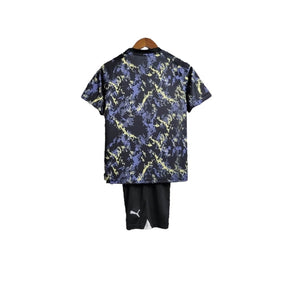 Kit Infantil Manchester City Edição especial 23/24 - Puma - Preto com detalhes em azul e amarelo