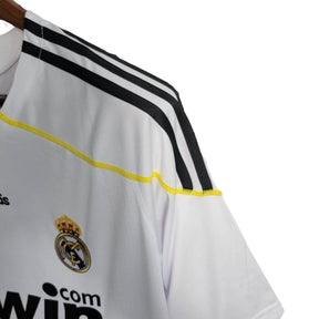 Camisa Retrô Real Madrid I 09/10 - Masculina Adidas - Branca com detalhes em preto e amarelo