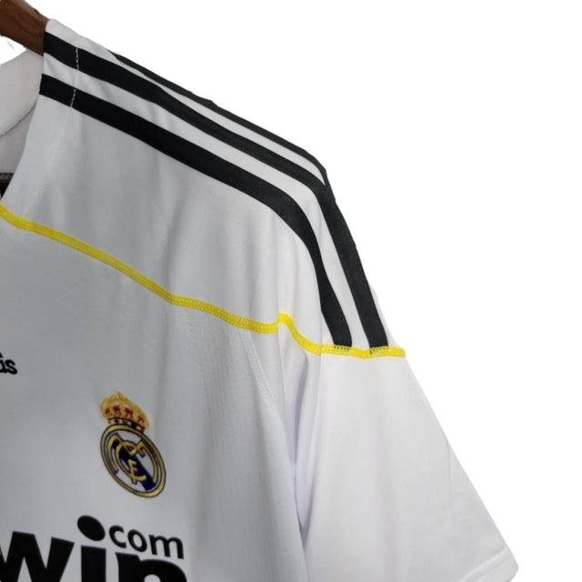 Camisa Retrô Real Madrid I 09/10 - Masculina Adidas - Branca com detalhes em preto e amarelo