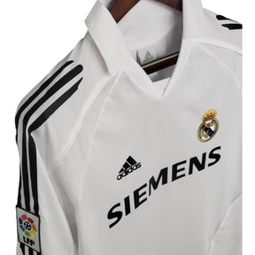 Camisa Retrô Real Madrid I 05/06 - Masculina Adidas - Branca com detalhes em preto