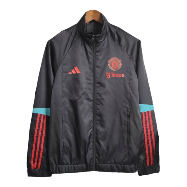 Jaqueta Corta-Vento Manchester United 23/24 - Masculina Adidas - Preta com detalhes em vermelho e azul