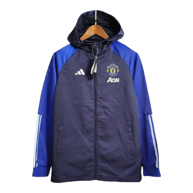 Jaqueta Corta-Vento Manchester United 23/24 - Masculina Adidas - Azul com detalhes em branco