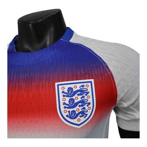 Camisa Seleção Inglaterra I 25/26 - Jogador Nike Masculina - Branca com detalhes em azul e vermelho