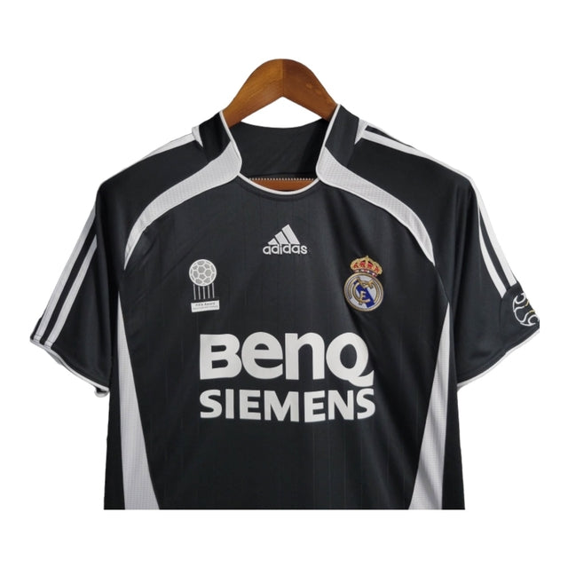 Camisa Retrô Real Madrid 06/07 - Masculina Adidas - Preta com detalhes em branco