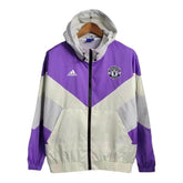 Jaqueta Corta-Vento Manchester United 23/24 - Masculina Adidas - Roxa com detalhes em branco