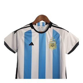 Kit Infantil Argentina I 22/23 - Adidas - Branco e azul com detalhes em preto
