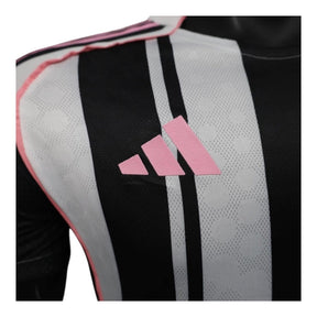 Camisa Juventus I 25/26 - Jogador Adidas Masculina - Preta e branca com detalhes em rosa