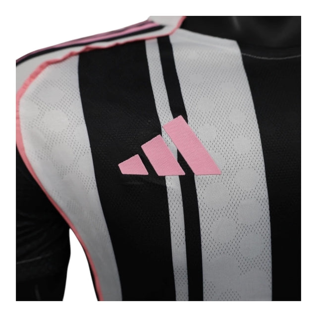 Camisa Juventus I 25/26 - Jogador Adidas Masculina - Preta e branca com detalhes em rosa