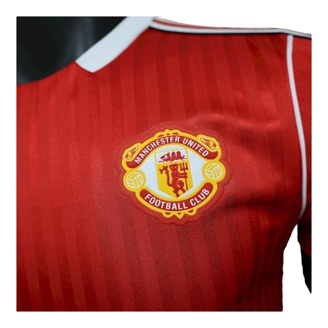 Camisa Manchester United Icon 25/26 - Jogador Adidas Masculina - Vermelha com detalhes em branco