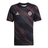 Camisa Bayern de Munique Pré-jogo 25/26 - Torcedor Adidas Masculina - Preta com detalhes em vermelho e azul